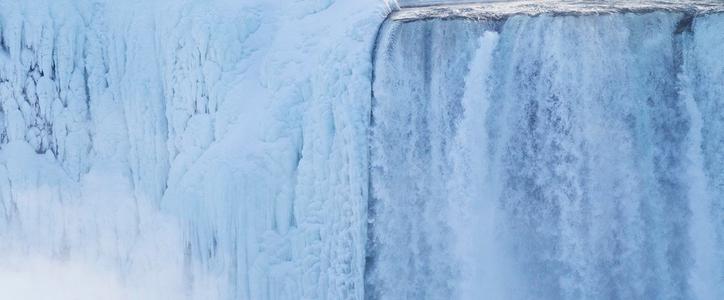 Замерший Ниагарский водопад стал туристическим хитом сезона