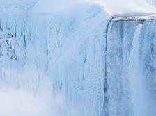 Замерший Ниагарский водопад стал туристическим хитом сезона